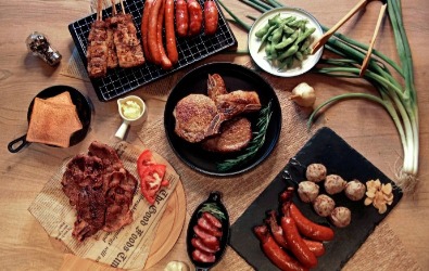 適合 6-8 人的「情厚月滿-肉肉派對烤肉組」 ,八件組,優惠價$1399